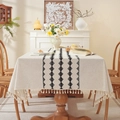 Chemin de table minimaliste beige en lin avec broderie géométrique et pompons élégants - 140x100CM / Carrés Noirs en Lin Naturel