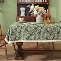 Mantel vintage verde bosque con diseño floral y borlas blancas en mesa de madera - 60*60cm / Flores Silvestres Verdes