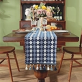Camino de mesa con rombos azules y blancos y borlas sobre una mesa de madera - 33*350cm / Cuadros azul y blanco