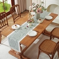 Camino de mesa verde salvia con diseño de mandala y borlas blancas en mesa de madera - 33*160cm / Mandala Verde