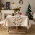 Kersttafelkleed met jacquardpatronen en witte pomponrand op een feestelijke tafel - 140x260 / Beige Kerstelementen Met Witte Pompons