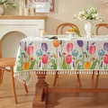 Pastorale Tischdecke mit Tulpenmuster und weißen Fransen auf einem Holztisch - Tulpendruck mit Quasten / 140cm x 140cm