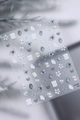 Nagelaufkleber mit blauem Farbverlauf, Silber-Schmetterlingen und Spitzenmuster - Silberprägung Laser (YT7401Pro)