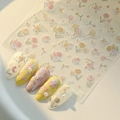 Vista dettagliata di adesivi per unghie con tulipani dipinti a mano e decorazioni floreali - Stile Sottile e Flessibile (YT3615)
