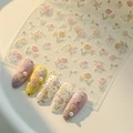 Dettaglio macro di adesivi per unghie con tulipani 3D e motivi floreali dipinti a mano - Stile in Rilievo (YT3615)
