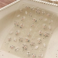 Makro-Detail von 5D-geprägten Nagelaufklebern mit rosa Rosen, Schmetterlingen und 3D-Texturen - YT3720 Relief
