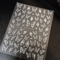 Detailansicht der silbernen Schmetterling-Nagelaufkleber mit Metallic-Textur und Kreuzsternen - YT3778 Silber Heißprägung Stil