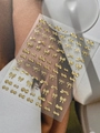 Vista detallada de pegatinas de uñas con lazos plateados 3D y texturas en relieve - Dorado (YT6687Pro)