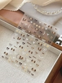 Dettaglio di adesivi per nail art 3D a rilievo con fiocchi e perle su base vintage - Stile a Rilievo (YT7150) / caffè