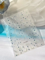 5D Relief Nagelsticker YT7124Pro mit silberner Laser-Muschel-Optik und blauen Wassertropfen - Silber Laser Muschelglanz YT7124Pro