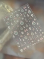 Makroaufnahme von 3D-Weihnachtsnagelstickern mit silbernen Bäumen und rosa Schleifen - Silber Muschelglanz (YT7382Pro)