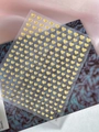 Goldene 3D Herz-Nagelaufkleber YT7000 mit Metalleffekt auf blauem Marmorkarton - Heißprägen Gelee (YT7000Pro) / Gold