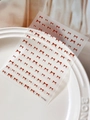 Autocollants ongles nœuds rouges en relief 3D modèle YT7162 sur assiette blanche - Style Relief Marron (YT7162)