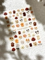 Makroaufnahme von 3D geprägten niedlichen Welpen und Butterkeks Nagelstickern auf Plüsch - Gelee Welpen Stil (YT6137Gd)