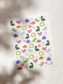 Détails macro d'autocollants pour ongles dinosaures colorés avec motifs cœurs sur feuille - Style Dinosaure Cœur (YT6315)
