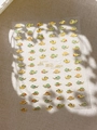 Détails de stickers nail art 5D avec nuages de bon augure et finitions dorées chics - Style Or Chaud (YT5407Nj)