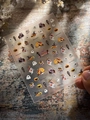 Nahaufnahme von 3D-Halloween-Nagelstickern mit geprägten Hexen- und Geistermotiven - Geprägt YT4332
