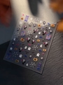 Détail d'autocollants d'ongles Halloween avec citrouilles et fantômes sur roche noire - Style Gelée (YT6397Gd)