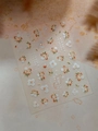 Primer plano de pegatinas 5D para uñas con flores, hojas doradas y caligrafía china - Estilo Floral Estampado en Oro (YT6431Me)
