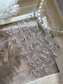 Detalle de pegatinas de uñas de mariposa plateada 3D YT6273 Pro en bandeja madera - Mariposa Estelar en Relieve (YT6273Pro)