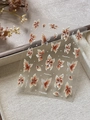 Makroaufnahme von 3D-Relief-Nagelstickern mit Lilienblüten- und Schmetterlingsmustern - Gelee-Stil (YT6428Gd)