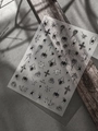 Makro-Detail von Halloween-Nagelaufklebern mit Metall-Spinnen und Gothic-Rosen-Mustern - Halloween Spinnenmuster (YT6772) / Muschellicht YT6772Te