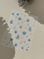Makro-Detail von silbernen Weihnachts-Nagelstickern mit Baum- und Schneeflockenmustern - Blauer Stil (YT6611 Pro)