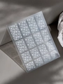 Elegante weiße Nagelaufkleber YT5904 mit minimalistischen Blumenmustern auf grauem Hintergrund - Flach YT5904Pm
