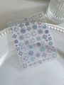 Vista macro de pegatinas de uñas en relieve con motivos mandalas florales azules - Relieve Mandala Azul Púrpura (YT4795)