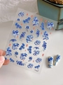 Nahaufnahme von Nageltattoos mit blau-weißen Porzellanmustern und Drachen-Blumen-Motiven - Relief-Silberfolien-Stil (YT4826si)