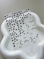 Detalle macro de pegatinas de uñas YT5141 con diseños florales en blanco y negro y texto - Estilo de Relieve YT5141