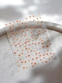 Macro-opname van YT4912 nagelstickers met oranje en witte bloemenpatronen - Oranje Bloemenstijl (YT4912) / Plat YT4912Pm