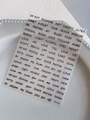 Dettaglio macro di adesivi per unghie trasparenti con scritte nere minimaliste - Stile Inglese Nero In Rilievo (YT5116)