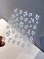 Detailansicht irisierender Nagelaufkleber mit blauen Blumen und Schmetterlingen - YT3963