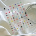 Vue macro d'autocollants pour ongles étoiles colorées sur fond de soie blanche - Style Étoile Pleine Colorée (YT3868)