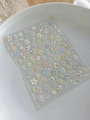 Makroaufnahme von 3D-Präge-Nagelstickern mit bunten Gänseblümchen und Blättern - Geprägt YT3958