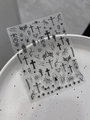 Detailansicht gotischer Nagelsticker mit Kreuzen, Spinnen und schwarzen Graffiti-Motiven - Geprägt (YT3980)