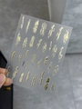 Nahaufnahme goldener Nagelaufkleber mit 3D-Prägung und Metallic-Struktur auf Klarsichtfolie - Heißpräge-Stil (YT3955)