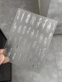 Makro-Detail von 3D-Präge-Nagelstickern in Silber mit Metalltextur und flüssigen Wellen - Heißsilber-Stil (YT4004)