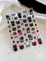 Selbstklebende Nagelsticker mit schwarzen Katzen und bunten Schleifen auf einem Teller - Flach YT4044