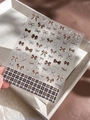 Dettagli di adesivi per unghie con fiocchi 3D e motivi a quadri marroni stile autunno - Fiocco Plaid Goffrato (YT4180)
