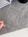Makroansicht schwarzer Spitzenblumenmuster auf selbstklebenden 3D-Präge-Nagelkunstaufklebern - Relief YT4286 / Schwarz