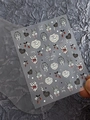 Detail van vintage konijn en aardbei nagelstickers op een grijze achtergrond vastgelegd - YT4250Pm