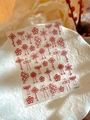 Dettaglio di adesivi per unghie a rilievo con nodo cinese rosso su piatto bianco - Stile nodo cinese in rilievo (YT4553)