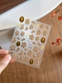 Macro-opname van Golden Dream YT4583 nagelstickers met reliëfbloemen en goudfolie - Golden Dream Reliëf Stijl (YT4583)