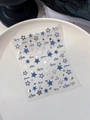 Vue macro détaillée des autocollants à ongles étoiles argentées avec polices bleues - Estampage Argent YT4448si