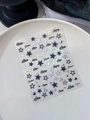 Gros plan de stickers à ongles étoiles argent et noir avec lettrage Enjoy YT4454 - Estampage Argent YT4454si