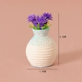 Miniatur-Puppenhaus-Vase in Cremeweiß mit violetten Blumen und strukturiertem Detail - Lila Blume