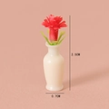 Vaso in miniatura per casa delle bambole con fiore rosso e foglie su sfondo rosa - Fiore Rosso