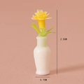 Miniatura vaso bianco per casa delle bambole con fiore giallo decoro altezza 2,5 cm - Fiore Giallo